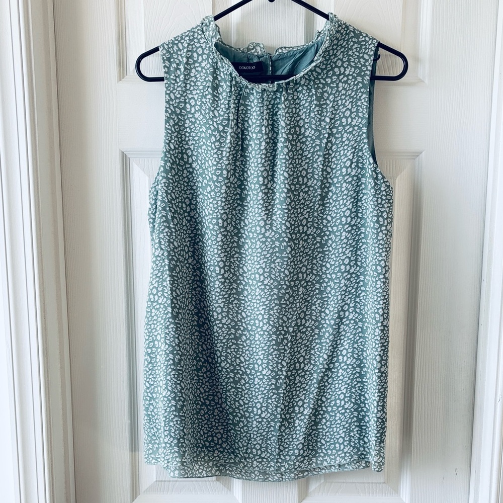 Chic Sleeveless Blouse in Green and White Print